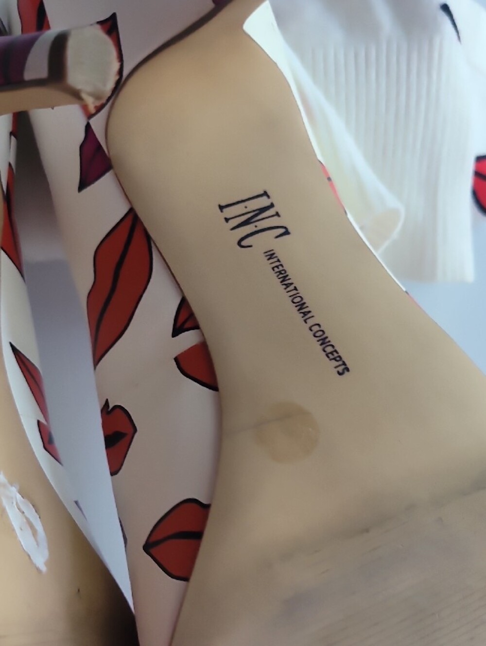 INC International Concepts White with Red Lip Print Heel Shoes 8.5 - Picture 10 of 14